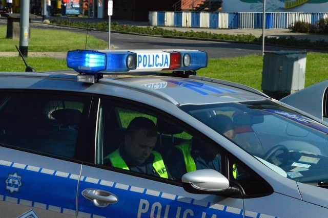 Policja w Świdwinie: kierowca wypadł przez okno