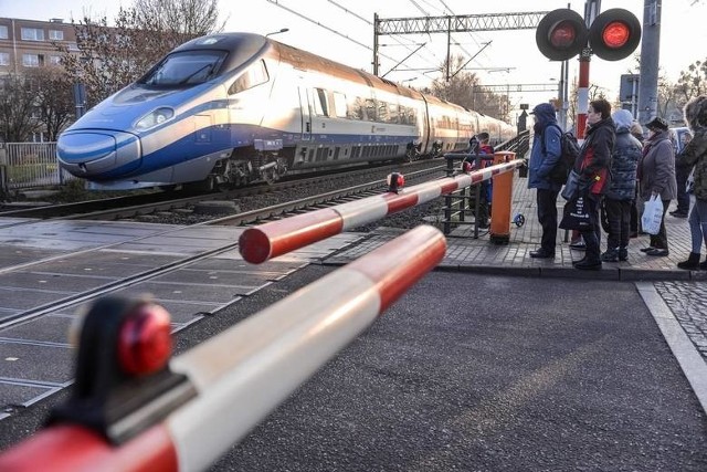 Przejście dla pieszych przez magistralę kolejową na gdańskiej Oruni