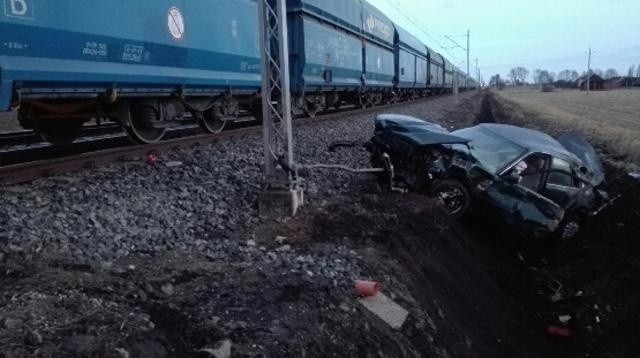 Wypadek na przejeździe kolejowym: Kierowca osobówki odniósł...