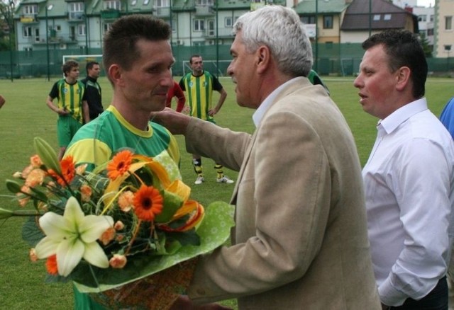 Podczas ubiegłorocznego meczu z Avią Świdnik Janusz zagrał w Siarce po raz 400. Z tej okazji otrzymał gratulacje z rąk prezesa klubu Wacława Salamuchy oraz wiceprezesa Dariusza Dziedzica (z prawej).