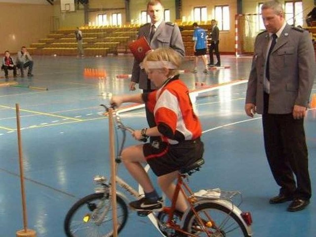 Jedną z konkurencji był rowerowy tor przeszkód, który oceniali włoszczowscy policjanci.