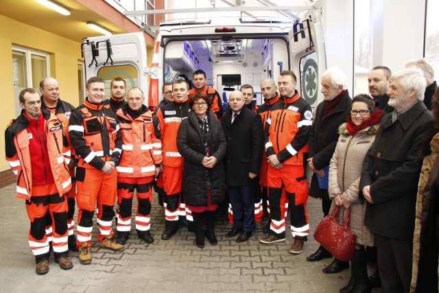 Przy nowej karetce zespół medyków ratunkowych, starosta Robert Bednarz (w środku), przedstawiciele władz powiatu