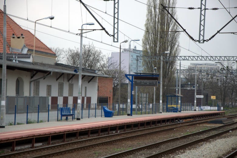 Wejście od ul. Suchej i od głównego przejścia na perony, 200...