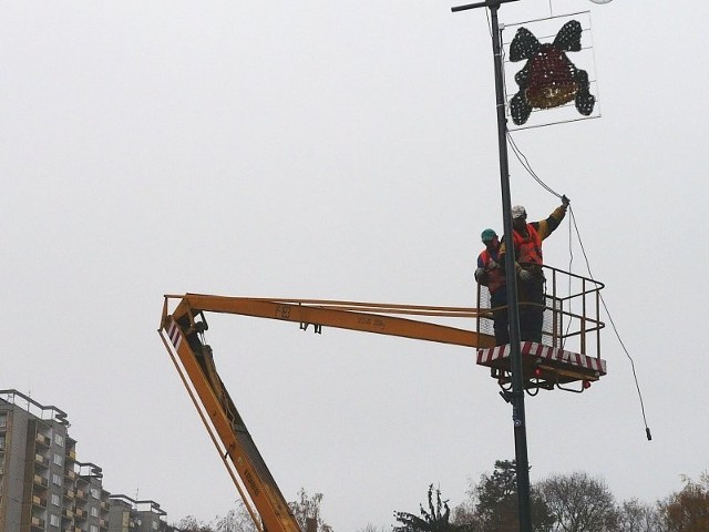 Pracownicy miejskiej spółki uznali, że już najwyższy czas na zawieszenie świątecznych dzwonków przy ulicy Wyszyńskiego.