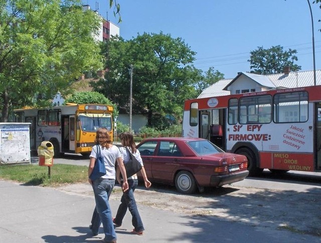 Tradycyjne tekturowe tablice w autobusach miejskiej komunikacji w Tarnobrzegu zastępują elektroniczne wyświetlacze. Na wymianę czekają jeszcze cztery autobusy.