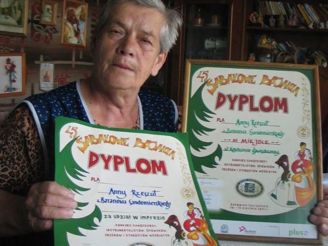 Anna Rzeszut prezentuje swoje dyplomy, jakie przywiozła z 45 edycji Sabałowych Bajań, które odbyły się w Bukowinie Tatrzańskiej