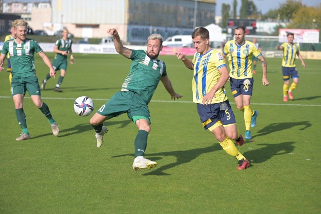 Olimpia Grudziądz (zielone stroje) to najlepsza obecnie drużyna w Kujawsko-Pomorskiem - lider 3. ligi, grupa II.Na kolejnych slajdach najlepsze i najgorsze ekipy w tym sezonie.