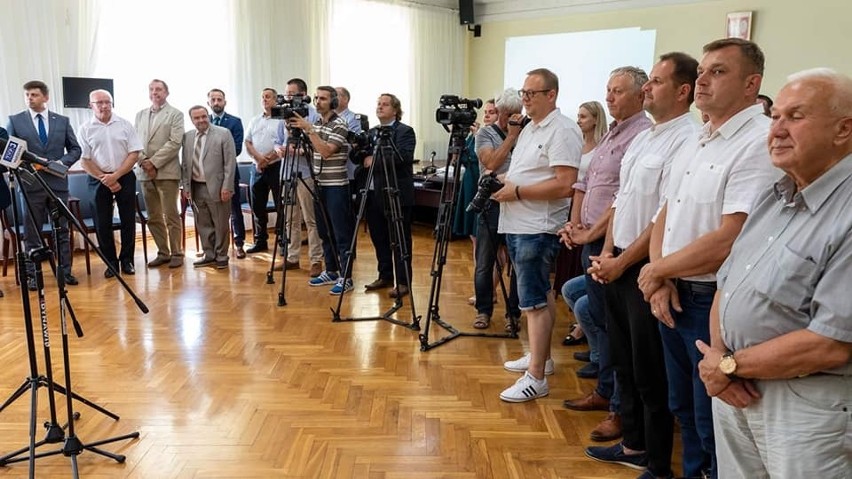 Rekordowe inwestycje w ramach Polskiego Ładu za ponad 52 miliony złotych będą w gminie Kozienice. Właśnie podpisano umowy. Zobacz zdjęcia