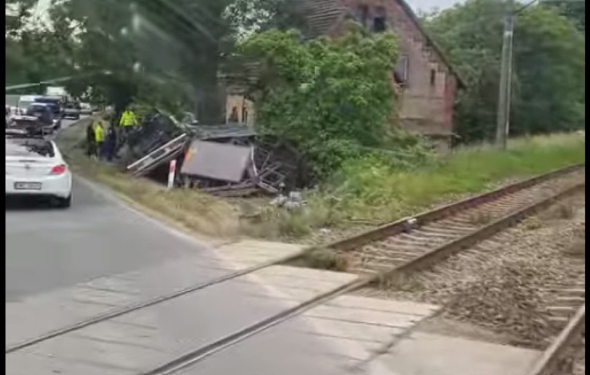 Rozbita ciężarówka leżała w rowie przez 12 godzin