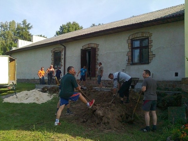 Przy Ośrodku Kultury Chrześcijańskiej trwają prace przed wrześniowym festynem.