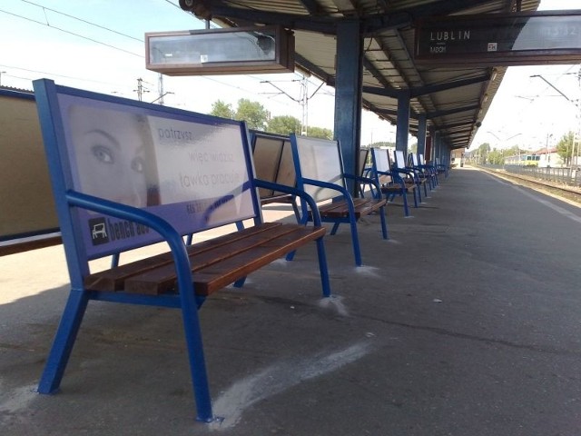 Nowe ławki prezentują się okazale. Podróżni wreszcie bez obaw mogą na nich usiąść i w komforcie czekać na przyjazd pociągu.