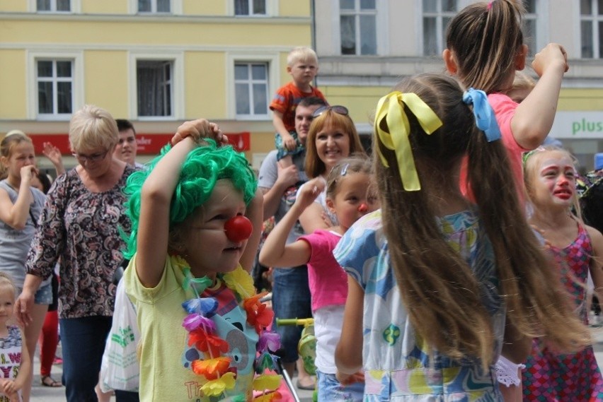 Klauny i ich świta przemaszerowały m.in. ulicą Długą.