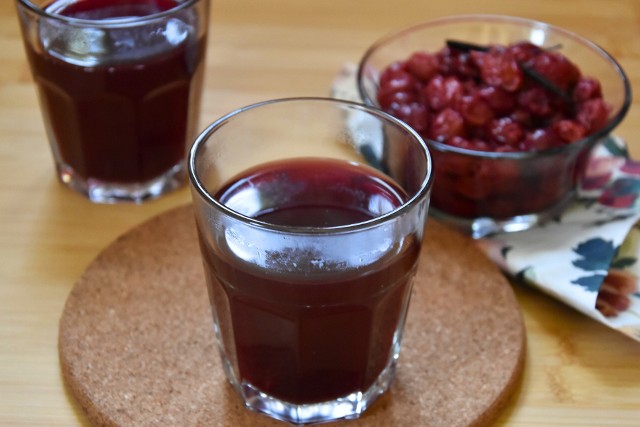 Aromatyczny kompot wiśniowy świetnie smakuje przygotowany z mrożonych owoców.