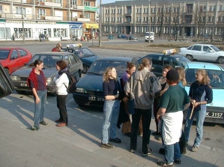 W latach 90-tych na Placu Uniwersyteckim królowały polonezy...