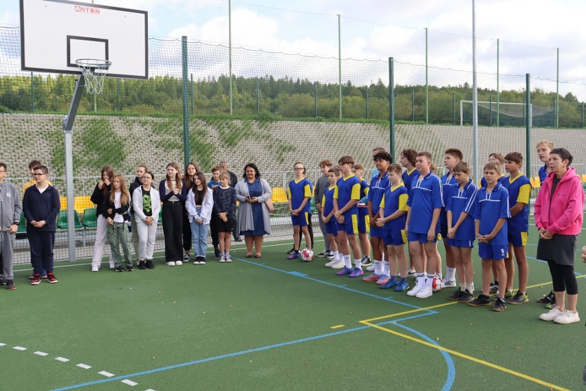 Otwarto nowe boiska wielofunkcyjne w gminie Sobków. Mieszkańcy będą mogli uprawiać sport przez cały rok