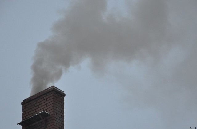 Palenie plastiku zanieczyszcza powietrze bardziej niż fabryki.