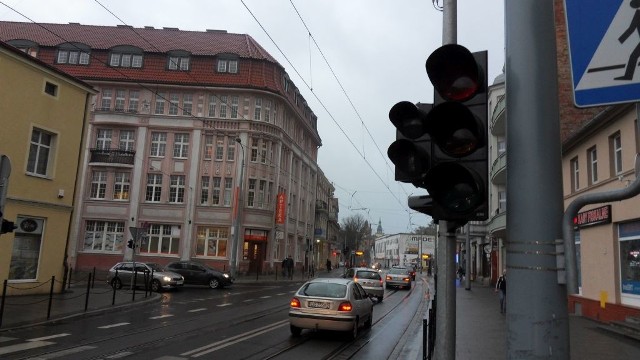 Sygnalizację na przecięciu ul. Sikorskiego i Wybickiego zamontowano w ramach modernizacji torowiska tramwajowego.