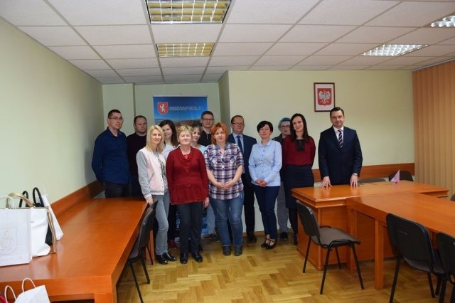 W wizycie w Pcimiu udział wzięli: wójt Katarzyna Kukielska, kierownik GOPS Michał Krupka oraz członkowie grupy inicjatywnej wraz z przyszłymi pracownicami.