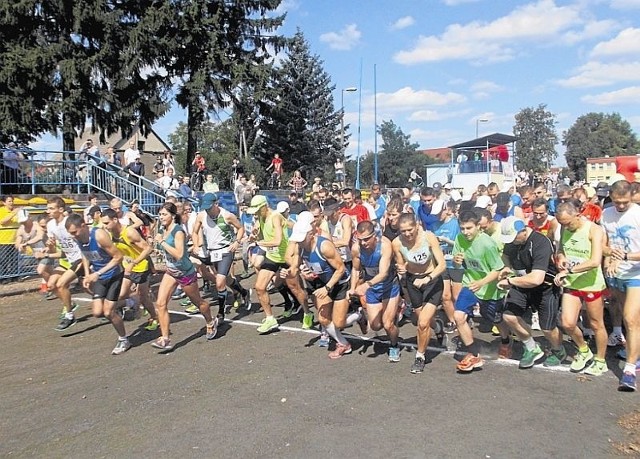 Uczestnicy półmaratonu wystartowali równo w południe ze stadionu MOSiR