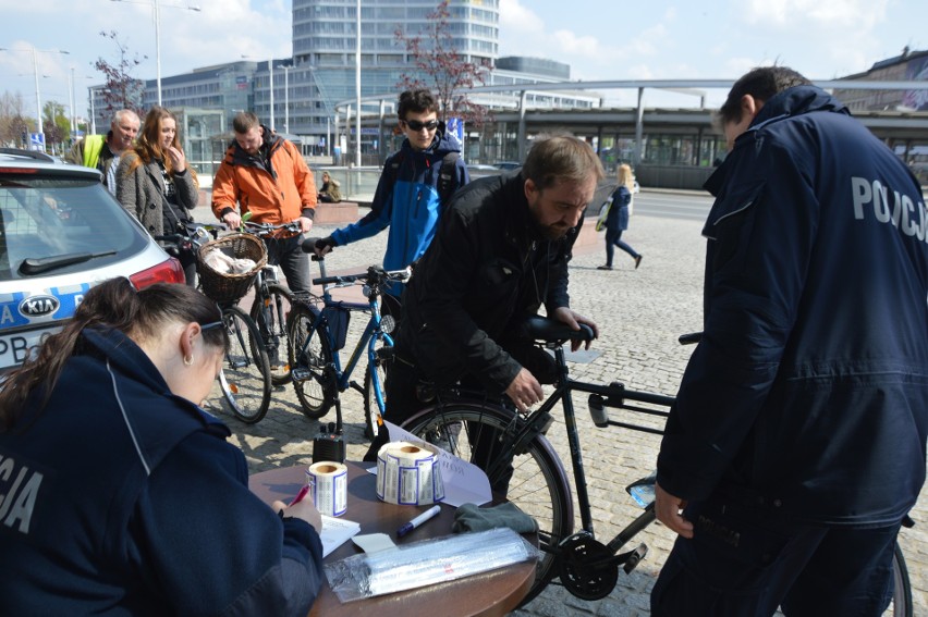 Znakowanie rowerów pod Pasażem Grunwaldzkim, 29.04.2017