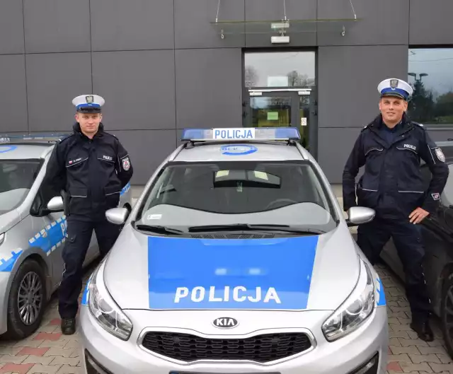 Policjanci  st. sierż. Damian Oleksy i st. post. Kamil Pigan z Wydziału Ruchu Drogowego Komendy Powiatowej Policji w Krakowie