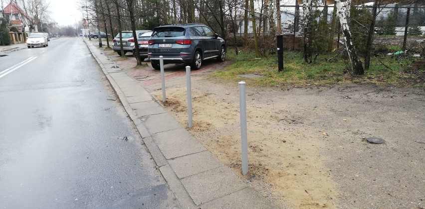 Szczecin. Nielegalny parking na Majowym zniknął. Słupki zablokowały możliwość wjazdu 