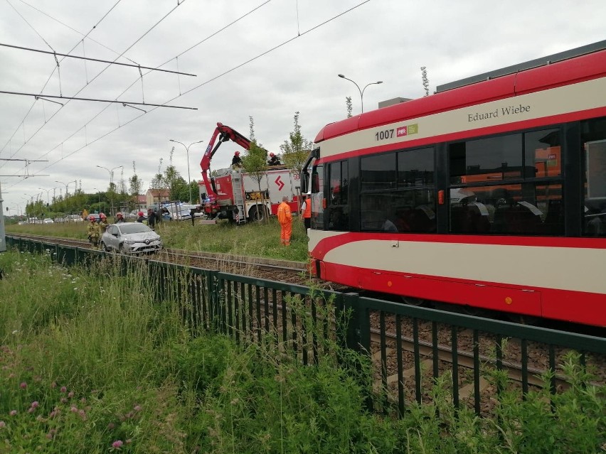Samochód wpadł na tory tramwajowe na al. Havla w Gdańsku....