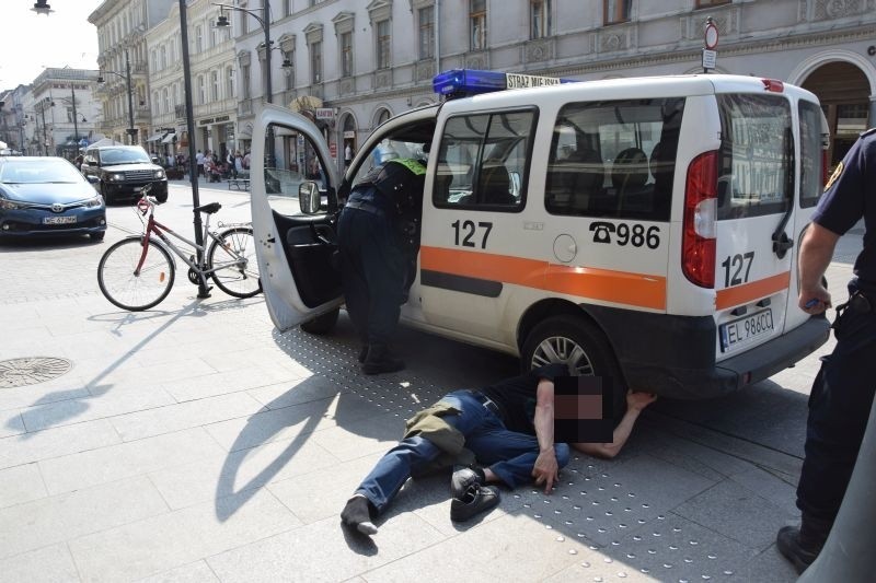 Ul. Piotrkowska, godz. 13.30. Wyszedł z knajpy i runął na chodnik. Ukrainiec powalony nadmiarem wypitej wódki