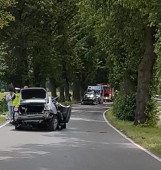 Czołowe zderzenie w Kościeleczkach w powiecie malborskim 29.06.2018. Nie żyje 23-letni kierowca passata. Droga zablokowana 