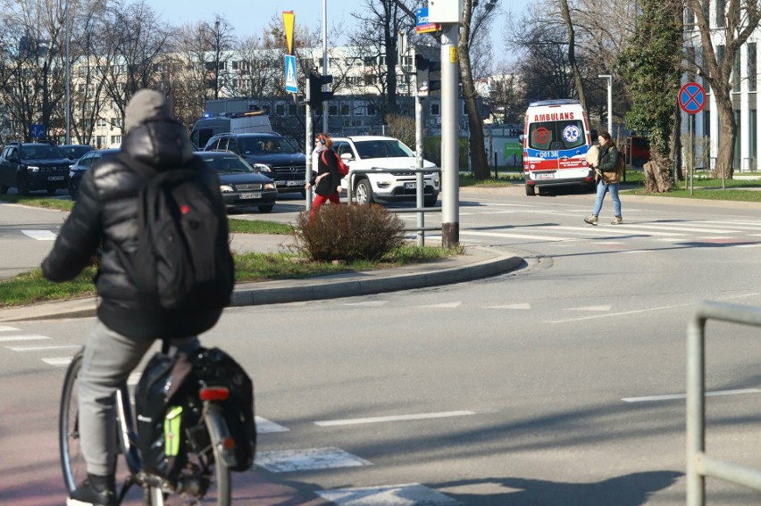 Wypadek rowerzysty w centrum Wrocławia. Mężczyzna wjechał w tramwaj. Na miejscu pracują służby