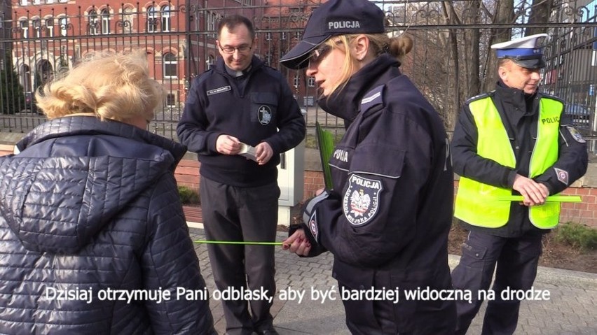 Katowice: Aż 39 odblasków i świętych obrazków dla pieszych. Akcja policjantów i księdza