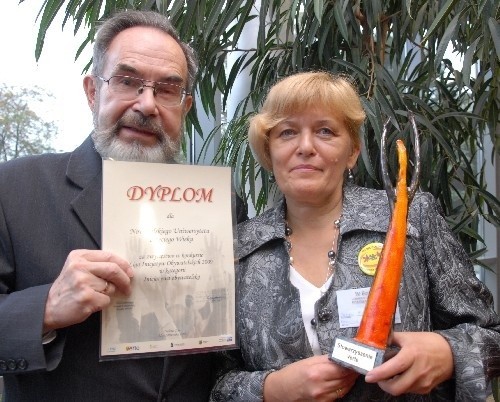 Danuta Miczulska i Eugeniusz Kamiński z dumą prezentują otrzymaną statuetkę i dyplom (fot. Wojciech Waloch)