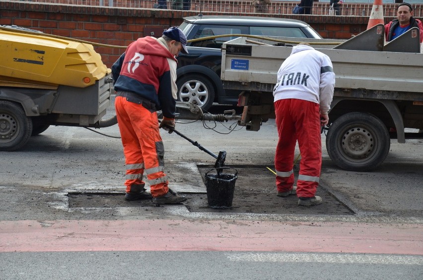 Prace drogowe na ul. Oławskiej. Drogowcy zrywają fragmenty...