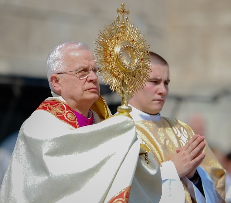 Kilka tysięcy osób wzięło udział w procesji Bożego Ciała w...