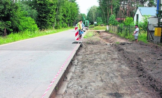 W Lesznowoli budowany jest chodnik. Prace, zgodnie z umową z wykonawcą, powinny się zakończyć do 31 sierpnia.