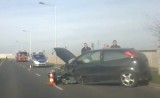 Wrocław: Wypadek przy Cmentarzu Kiełczowskim. Mercedes w rowie, ford rozbity (FILM)