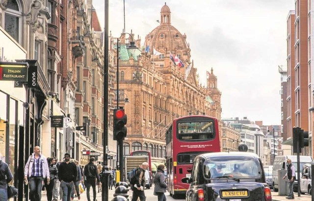 Duże ograniczenia ruchu dla samochodów obowiązują m.in. w Londynie. Tam kierowcy słono płacą za wjazd do centrum. Chodniki są dla pieszych