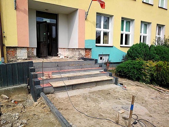 Przed Publiczną Szkołą Podstawową w Zawadach Starych trwa budowa zadaszenia wejścia i pochylni dla niepełnosprawnych.