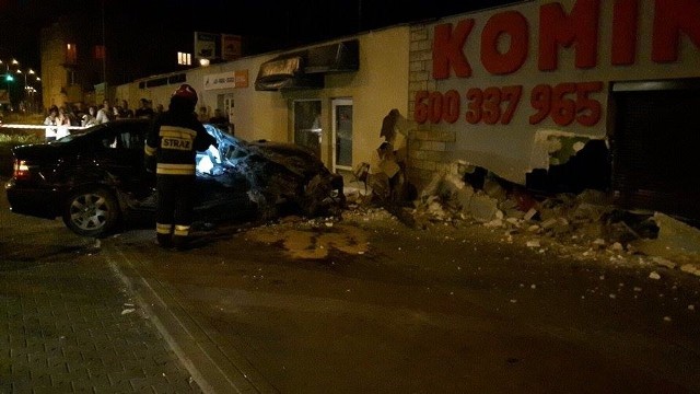 Wypadek przy ul. Okrzei we Włocławku. Samochód marki BMW wjechał w sklep z kominkami.Kierowca auta został przetransportowany do szpitala.