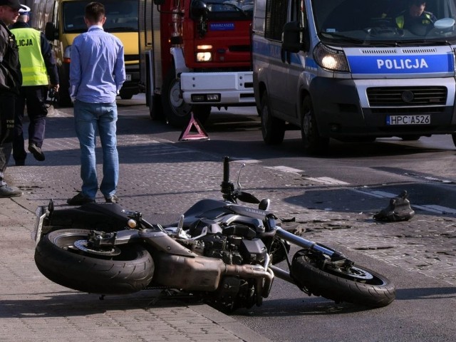 wypadek z udziałem motocyklisty na Grunwaldzkiej w Bydgoszczy