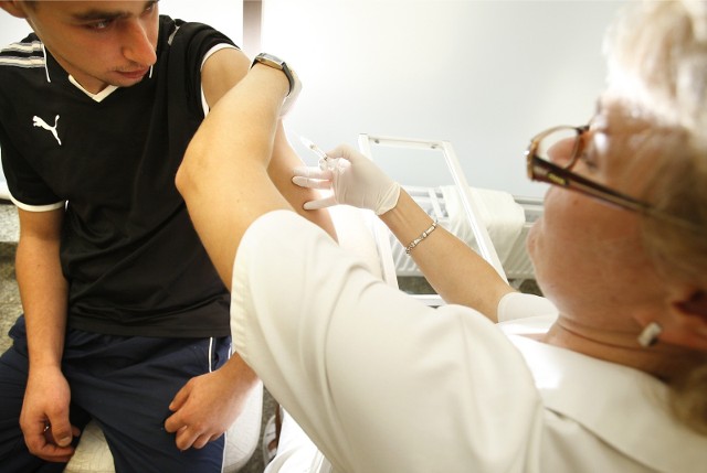 W Polsce przeciwko grypie szczepi się tylko 4 procent Polaków. Zdaniem lekarzy to bardzo mało.