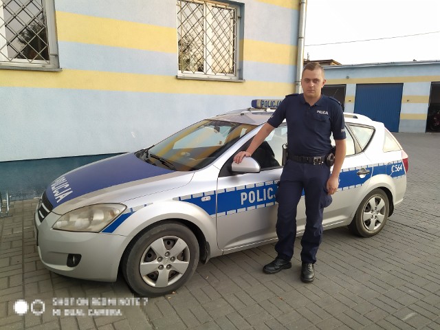 Posterunkowy Adam Wiśniewski z wydziału prewencji i ruchu drogowego Komendy Powiatowej Policji w Golubiu-Dobrzyniu