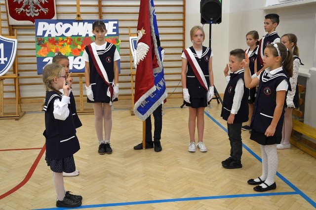 Na sztandar szkoły ślubowała grupa czterech uczniów, reszta ślubowała z podniesionymi dłońmi