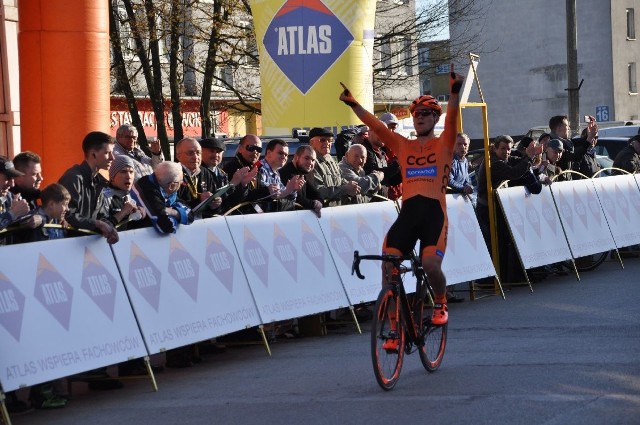 Alan Banaszek z CCC Sprandi Polkowice przekracza linię mety prologu w Skarżysku-Kamiennej. 18-latek został liderem wyścigu.