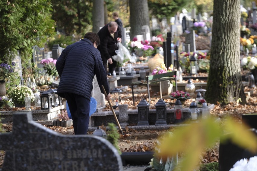 Ruch na poznańskich cmentarzach robi się coraz większy. W...