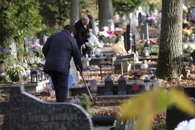 Ruch na poznańskich cmentarzach robi się coraz większy. W sobotę, 29 października, na Miłostowie i Nowinach trwały ostatnie prace porządkowe.Kolejne zdjęcie --->