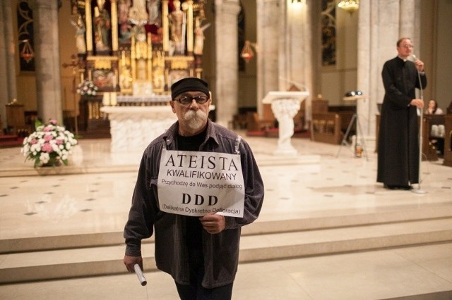 Piotr Tomczak deklaruje się jako ateista.