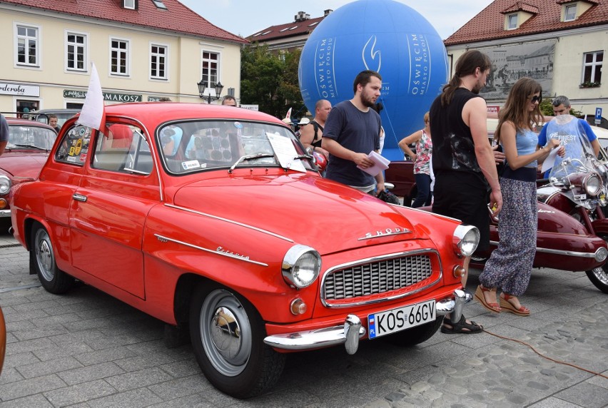 Perełki motoryzacji na oświęcimskim rynku - trudno było oderwać wzrok od zabytkowych samochodów [ZDJĘCIA]