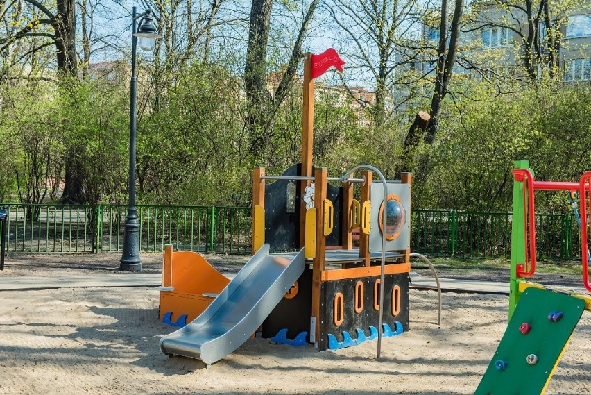 Plac zabaw w parku Staszica w Łodzi z nowymi urządzeniami do...
