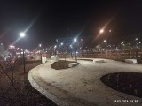 Ogród Wolności w Kielcach po zmroku prezentuje się zjawiskowo. Są stylowe lampy i podświatlane pylony. Zobacz zdjęcia